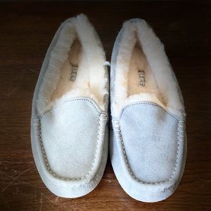 Woman’s Ugg Ansley light gray slipper, Never Been Worn